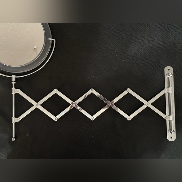 Wall-Mounted Extendable Mirror - Picture 4 of 5